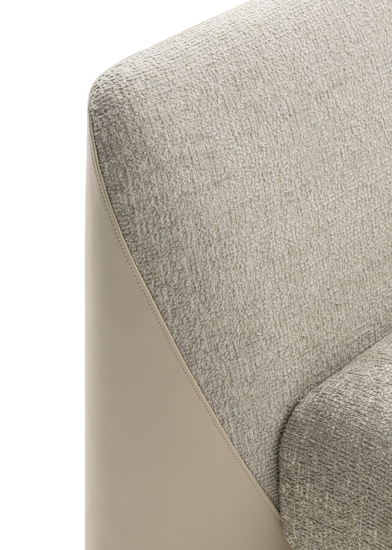 B770 Joel armchair 03 – press